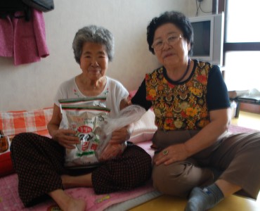 독거어르신 밑반찬 전달 이미지