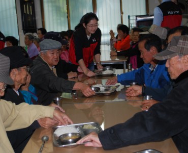 KT cs와 함께한 주간보호봉사 및 사랑의 식당 봉사 이미지