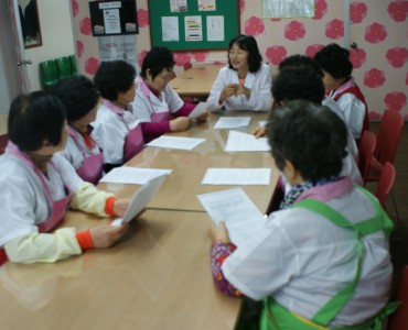 4월 사랑의 식당 조리원 위생교육 실시 이미지