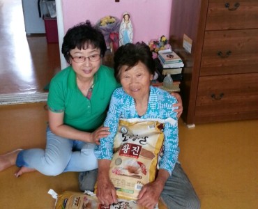 2014년 저소득 독거노인의 행복한 밥상 나눔 이미지