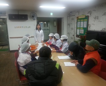 2015년 1월 조리원 및 자원봉사자 위생교육실시 이미지