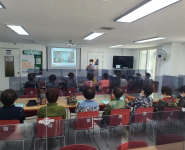 [노인자원봉사활성화지원사업] 선배시민 자원봉사단 필수교육 진행 이미지