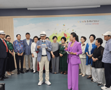 광주시북구노인 복지관 시니어 노래 자랑, 최고령자 90세 어르신 “관객들 감동” 이미지